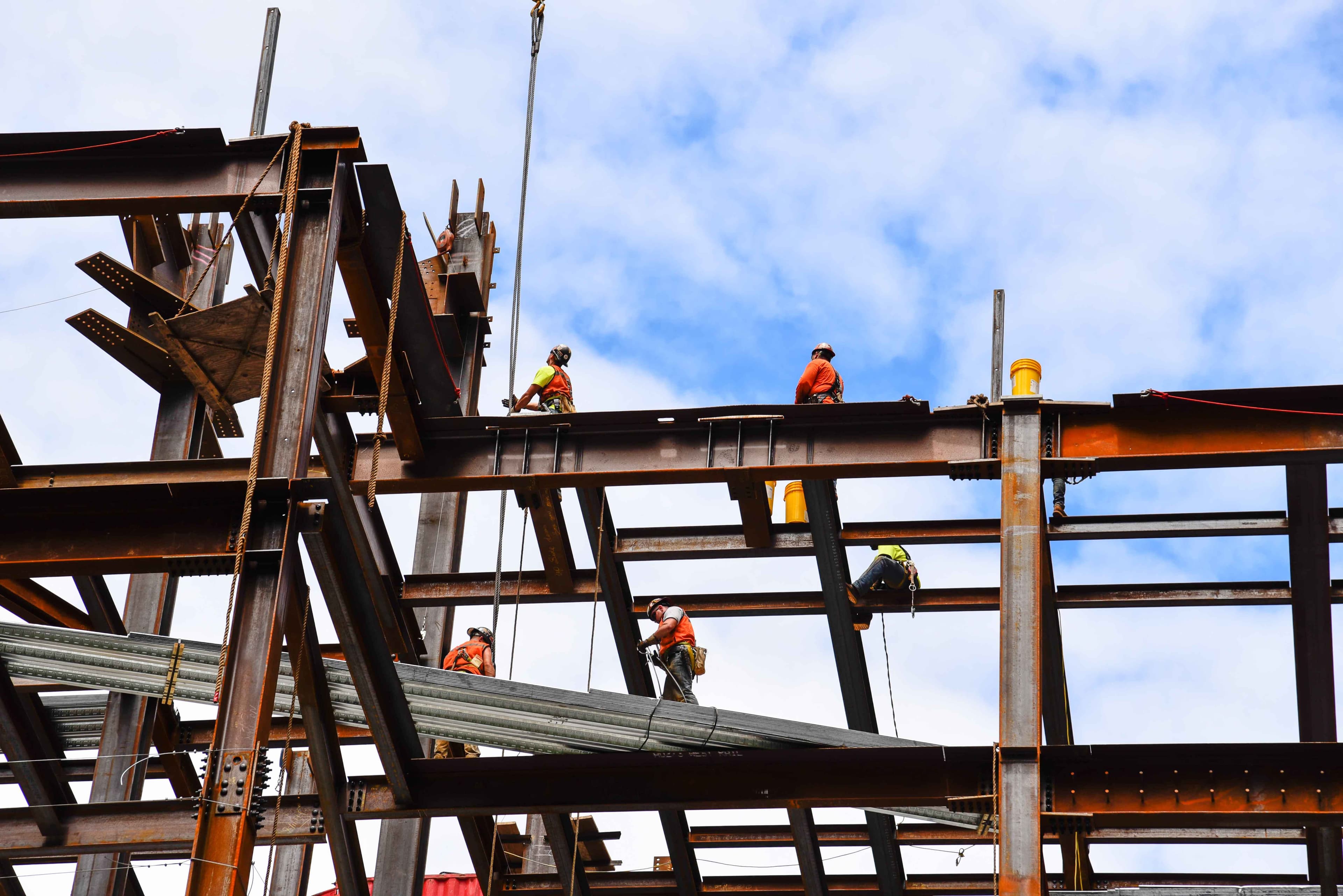 Trabajadores de construcción en estructura de acero